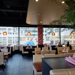 Ichiban - Innenraum mit bequemen Stühlen und großen Fenstern