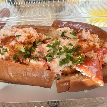Pike Place Chowder - Pacific Place - Libster Roll from Maine-Style Lobster Roll - Seafood Near Me - Seattle, Washington Pike Place Chowder - Pacific Place - Libster Roll from Maine-Style Lobster Roll - Seafood Near Me - Seattle, Washington