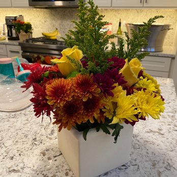 Mariano's - a vase of flowers on a kitchen counter - Grocery Near Me - Arlington Heights, Illinois