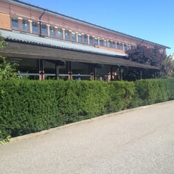 En liten anonym ingång från parkeringen bakom huset till uteserveringen.