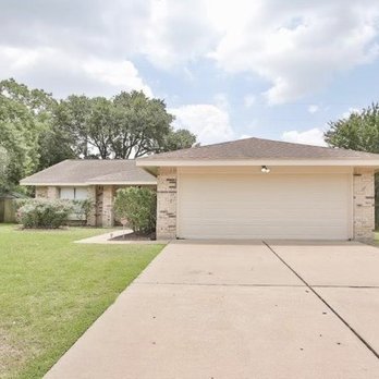 No Limit Remodeling - The garage door and the trim which was rotting look brand new. - General Contractors Near Me