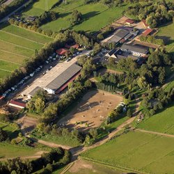 Reitsportzentrum Gut Neudellerhof - Luftbild aus Südwesten