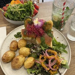 Aujourd'hui Demain - Ultimate Selfish Burger, Classic Mojito, Season Bowl : Sunny Summer Salad. YUM!