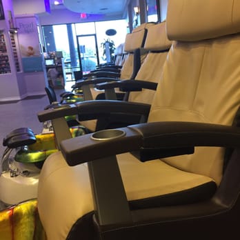 Organic Nails Spa - Comfy chairs, come on a week day not crazy busy. - Nail Salons Near Me - Pearland, Texas