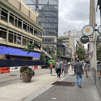 Hello Bistro - people walking down a city street - Salad Near Me - Pittsburgh, Pennsylvania Hello Bistro - people walking down a city street - Salad Near Me - Pittsburgh, Pennsylvania