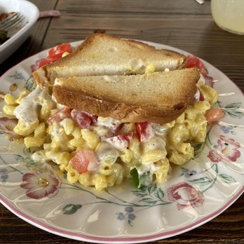 Green Street Eatery - "Grilled Mac and Cheese" or as I like to think of it, "Mac and cheese with toast on top" - Vegan Near Me - Levittown, New York