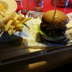 Restaurace Bohemia - Cheeseburger s hranolky