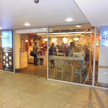 Green Nero Express - Widok z korytarza podziemnego. Po lewej funkcjonuje ogródek z widokiem na perony. - Coffee & Tea Near Me - Warsaw, MZ Green Nero Express - Widok z korytarza podziemnego. Po lewej funkcjonuje ogródek z widokiem na perony. - Coffee & Tea Near Me - Warsaw, MZ