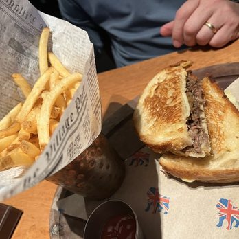 Gordon Ramsay Pub & Grill - Idiot sandwich - Pubs Near Me - Las Vegas, Nevada