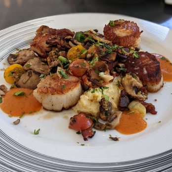 Redwood Cafe - Seared sea scallops with polenta, roasted garlic, grilled tomatoes, bacon, and mushrooms with a balsamic gastrique - New American Near Me - Modesto, California