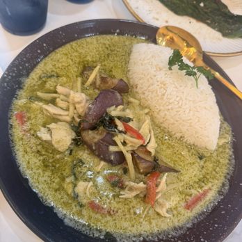 Kinaree Eatery - Green Curry with Chicken - Thai Near Me - Chino, California Kinaree Eatery - Green Curry with Chicken - Thai Near Me - Chino, California