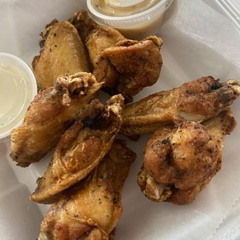 Annie Up Pizza - chicken wings and dipping sauce - Pizza Near Me Annie Up Pizza - chicken wings and dipping sauce - Pizza Near Me