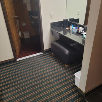 Best Western Pine Tree Motel - Great dressing area right across from ample closet space. - Hotels Near Me - Chino, California