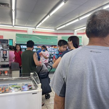 7-Eleven Hawaii - line for the Slurpees - Convenience Stores Near Me - Honolulu, Hawaii