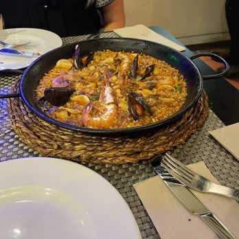 Avinyo 10 - Paella! - Mediterranean Near Me - Barcelona, B Avinyo 10 - Paella! - Mediterranean Near Me - Barcelona, B