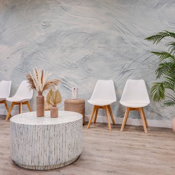Metropolis Dermatology - Private waiting area with a bench. - Dermatologists Near Me - Costa Mesa, California Metropolis Dermatology - Private waiting area with a bench. - Dermatologists Near Me - Costa Mesa, California