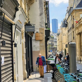 Hôtel du Pas de Calais - Hidden away a block from the middle of everything. - Hotels Near Me - Paris, 75 Hôtel du Pas de Calais - Hidden away a block from the middle of everything. - Hotels Near Me - Paris, 75
