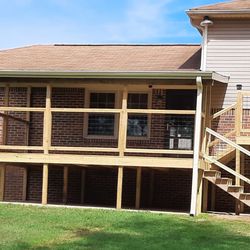 Auxilio's roofing - Porch with raised deck and hog pen wire railings