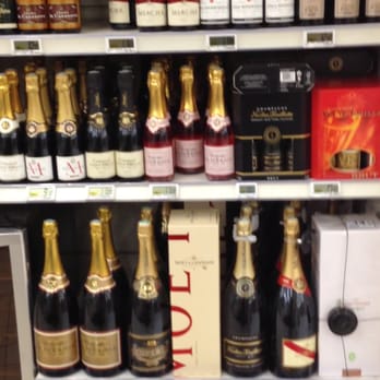 Auchan - Countless champagnes - just shelved without lock-up. - Grocery Near Me - Mers les Bains, 80