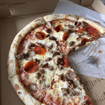 Mikey's Roast Beef & Pizza - Pale, doughy crust - Pizza Near Me - Hooksett, New Hampshire