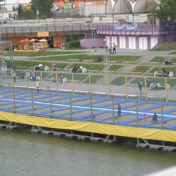 Restaurant Dammhütte - Hubertusdamm mit riesiger Kinderhüpfburg auf dem Wasser