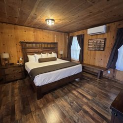 Shasta Inn - King bed (comfy!)
