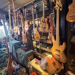Hawaii Cigar & Ukulele