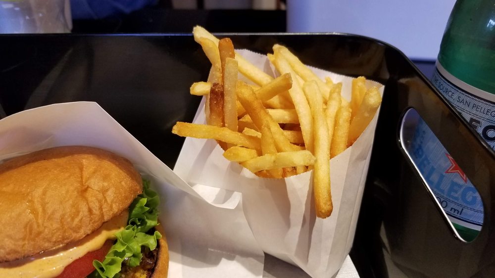 HENRY'S BURGER Akihabara