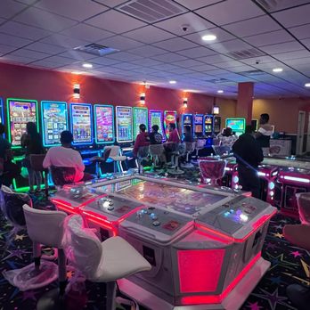 Pantalla de inicio de sesión y lobby de 777 Casino mostrando máquinas tragamonedas