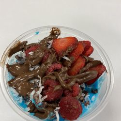 Blenz Bowls - Small Ocean Bowl with strawberries, raspberries, nutella, cacao nibs, and coconut flakes