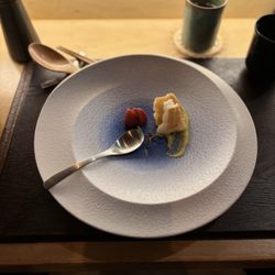 Moonga Sashimi - Meringue and lemon curd w strawberry