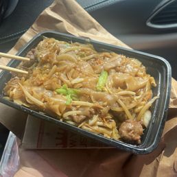 Chow Fun w. Beef or 各式炒河粉 Chow Fun w. Beef or 各式炒河粉