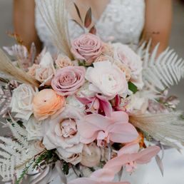 The GORGEOUS cascading bouquet that Whitney put together for me! The GORGEOUS cascading bouquet that Whitney put together for me!