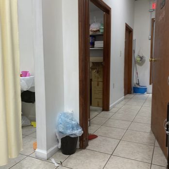 Ferry Nail & Spa - Dirty and unprofessional salon. - Nail Salons Near Me - Newark, New Jersey