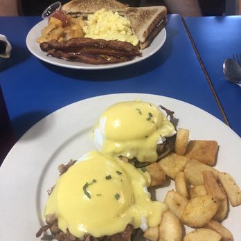 The Omelette Factory - Irish Benedict with home fries  Eggs, bacon, toast and home fries - Sandwiches Near Me - Ogunquit, Maine