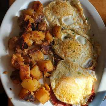 Brownstone Pancake Factory - Eggs over medium w home fries - Breakfast & Brunch Near Me - Edgewater, New Jersey