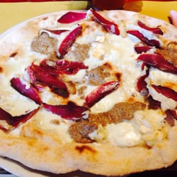 Mostodolce - Pizza Lambrate: chevre, mascarpone, speck affumicato d'oca e crema di tartufo. Spettacolare!!!