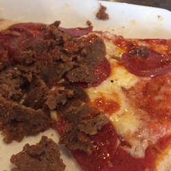 Pizzeria Uskudar Kebab - Pepperoni pizza with kebab and chili sauce