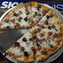 Grill Em Pizza & Sports Bar - Bacon, sausage and olive pizza