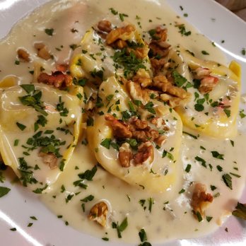Povoledo - Ravioli gorgonzola with walnut - Trattorie Near Me - Venezia, VE Povoledo - Ravioli gorgonzola with walnut - Trattorie Near Me - Venezia, VE