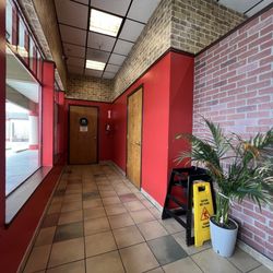 Pinole Pizza House - Hallway to single restroom