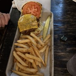 Mo's Irish Pub - Double cheese burger