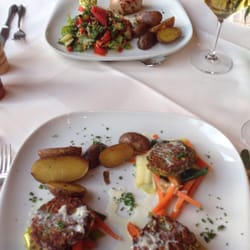 Bio-Restaurant Alte Schule - Schweinesteak vom lavagrill, Röstkartoffeln und Salat  Linsenbratlinge Ingwersosse Karotten Porree