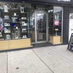 iTech Studio - Store and sidewalk