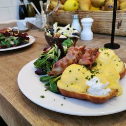 Eggs Benny with bacon