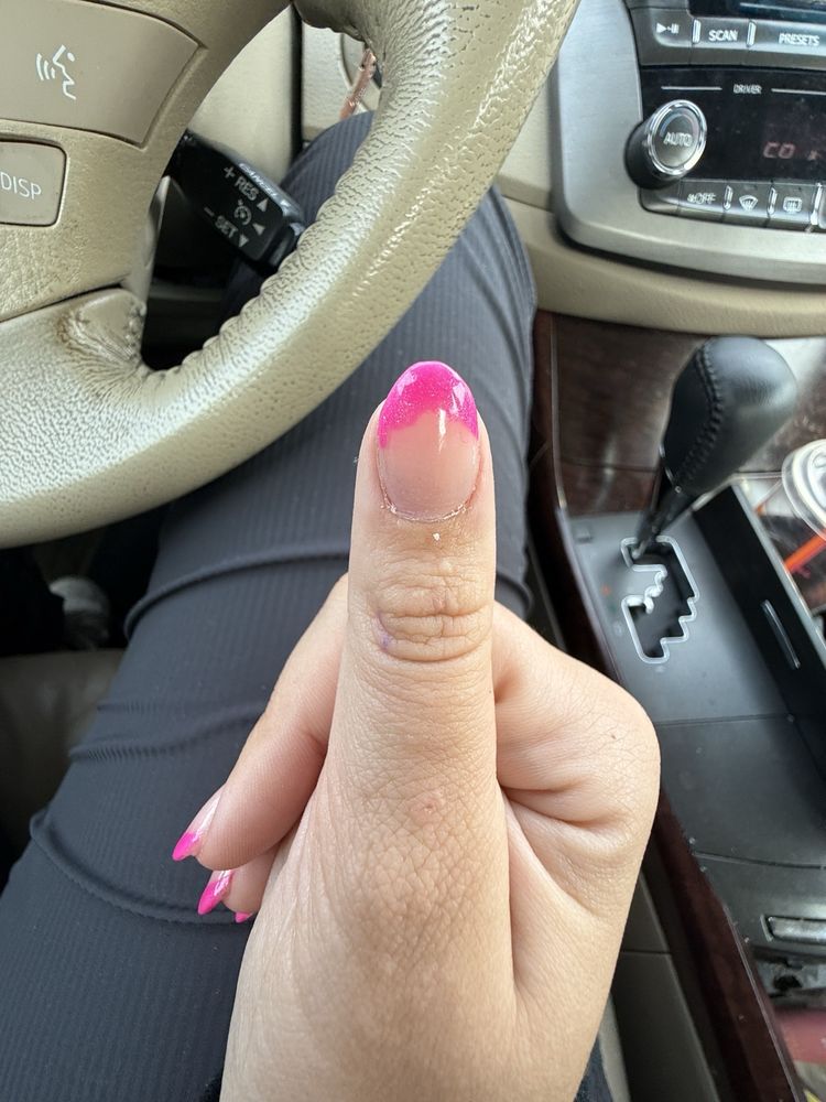 Delux Nail Logo