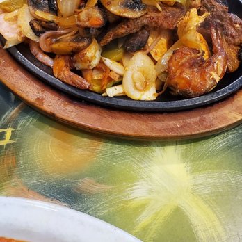 El Tapatio - Fajitas combo with shrimp, steak and chicken. Comes with rice, beans, guacamole,  sour cream and tortillas - Mexican Near Me - Page, Arizona