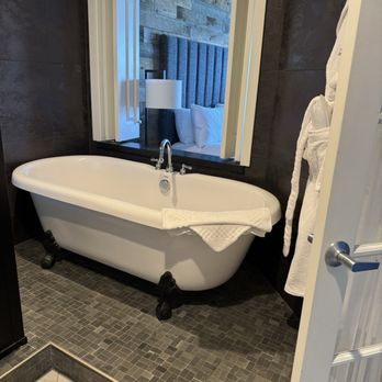 Cannery Pier Hotel & Spa - Clawfoot tub in King Delux - Hotels Near Me - Astoria, Oregon Cannery Pier Hotel & Spa - Clawfoot tub in King Delux - Hotels Near Me - Astoria, Oregon