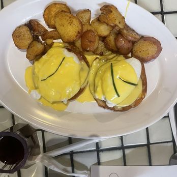 Montclair Egg Shop - Egg Benedict - Breakfast & Brunch Near Me - Oakland, California
