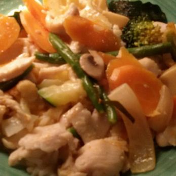 Hung - Tagesangebot Huhn mit Gemüse als "rotes Thai-Curry" in Kokosmilch-Soße. Angeblich scharf. Kann ich nicht bestätigen. - Sushi Bars Near Me - Hamburg, HH